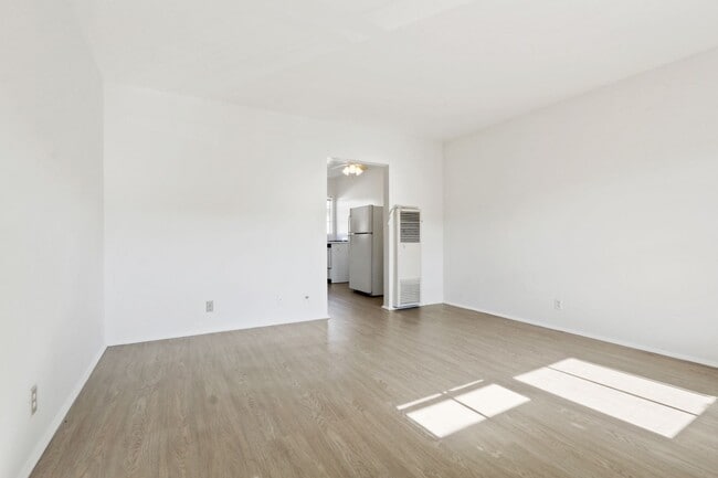 Building Photo - 10906 Santa Monica Blvd
