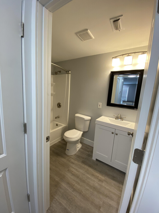 Kent Bathroom - Woodridge Apartments