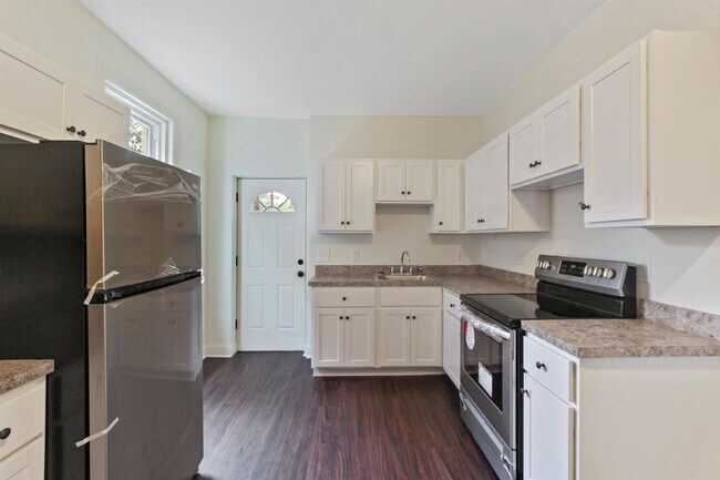 Foto del edificio - Spacious 5 Bedroom, 2 Bath Home in York City!