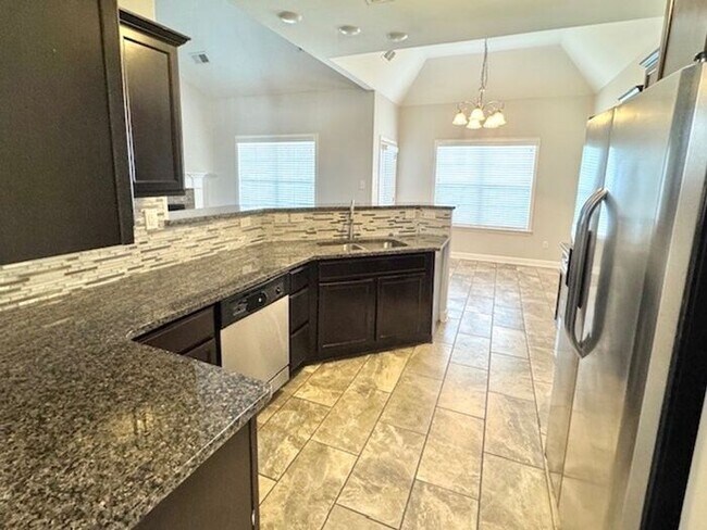 Foto del edificio - Now Leasing A Spacious 4 Bedroom 2.5 Bath ...
