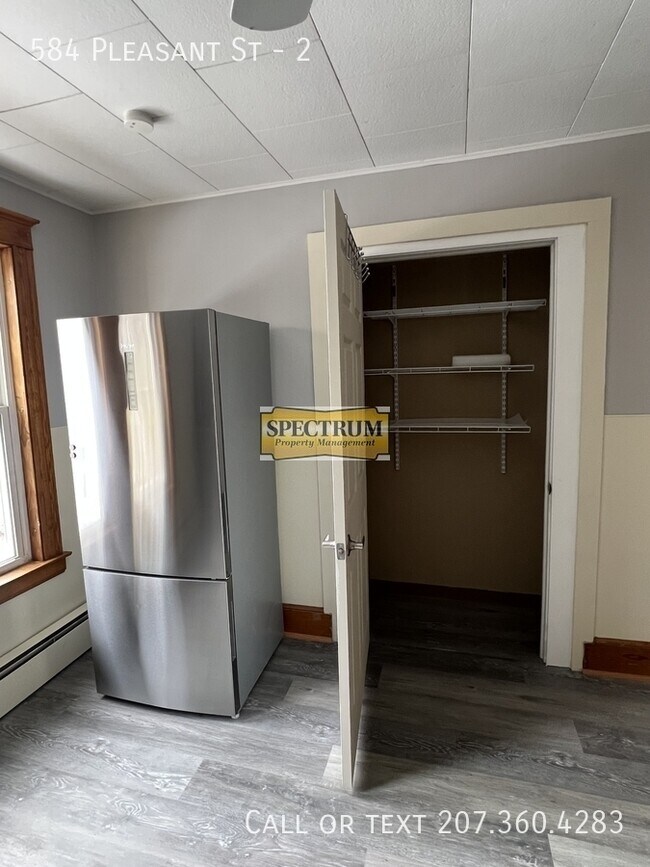 Foto del edificio - 584 Pleasant St