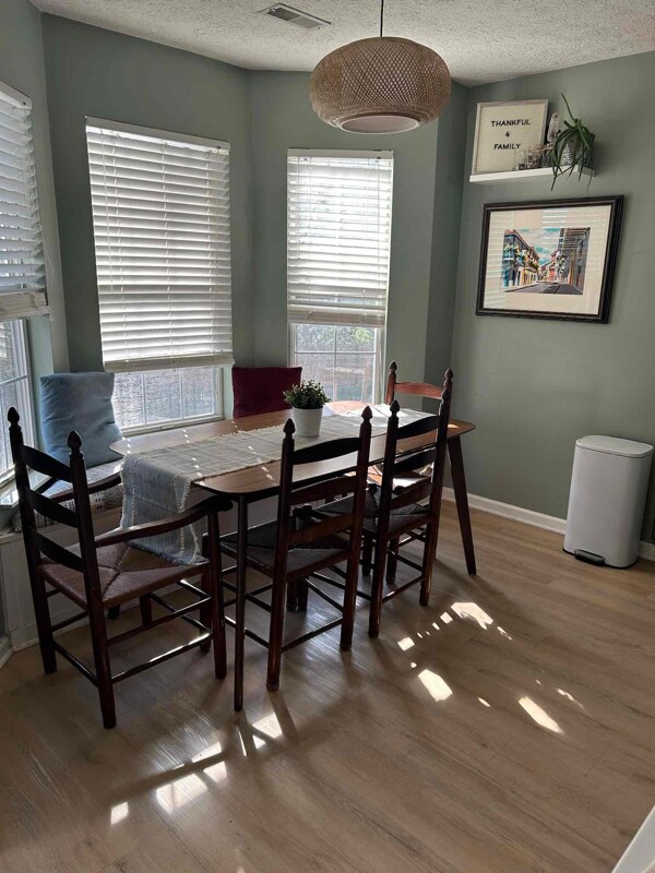 Foto del edificio - 4112 Meadowgreen Dr