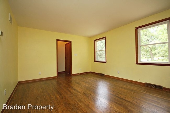 Building Photo - 1701 Solomon Rd