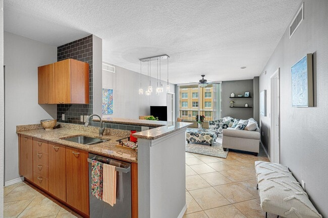 Building Photo - 700 E Boynton Beach Blvd