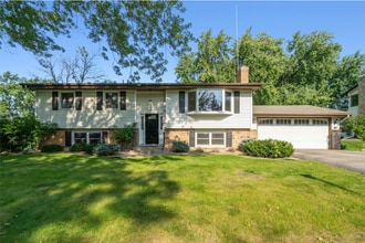 Building Photo - 13020 Lakeview Dr