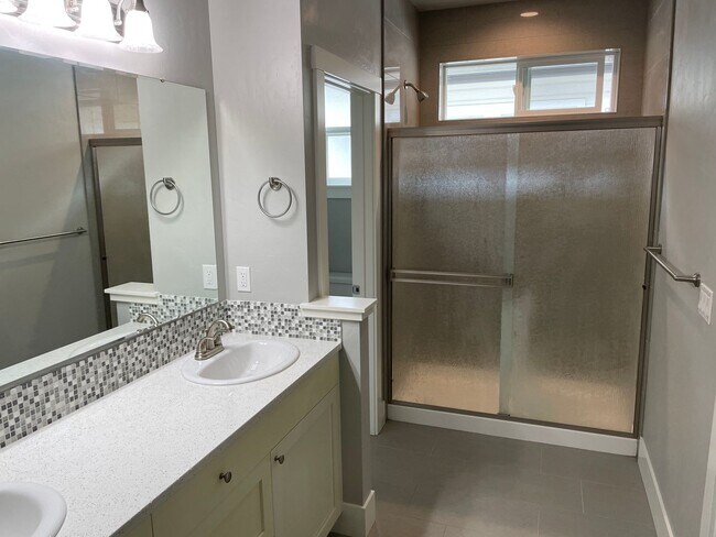 Foto del edificio - Elegant Single-Level Villa in Sought-After...
