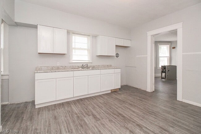 Building Photo - 4 BD/1 BA