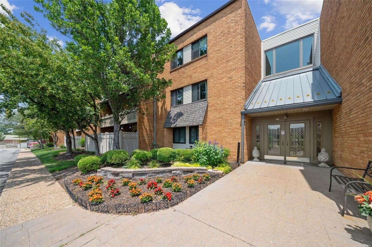 950 E Rue De La Banque Unit 117, St. Louis, MO 63141 Condo for Rent