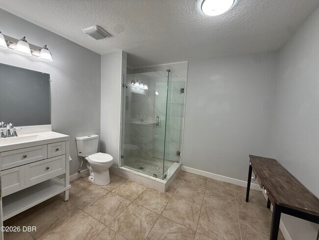 Building Photo - 228 E Holly Dr