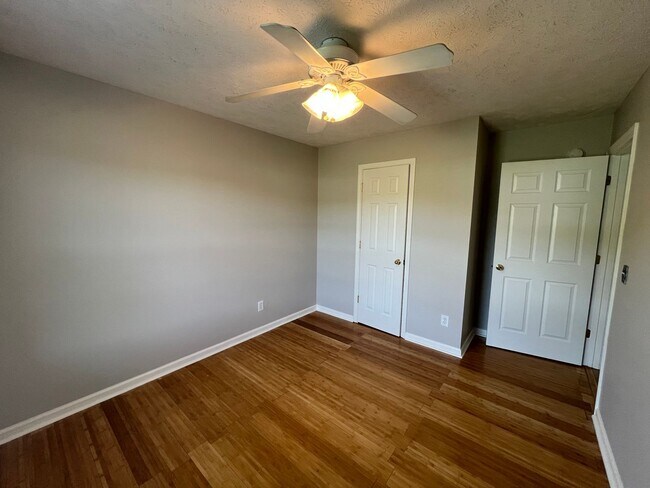 Foto del edificio - 3 BR 2 Bath home with 2 Car Garage and Hug...