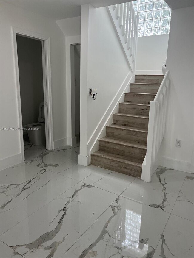 Foto del edificio - 321 NE 212th St