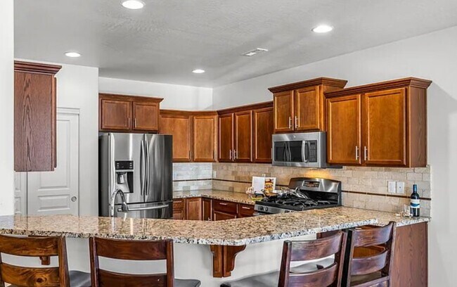 Building Photo - 2403 NW Glen Oak Ave