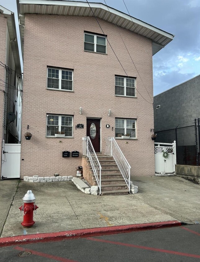 Primary Photo - 170 Custer Ave