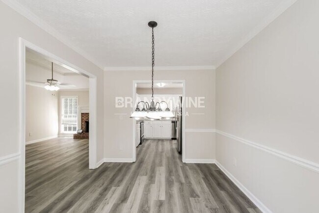 Building Photo - Immediate Move in!