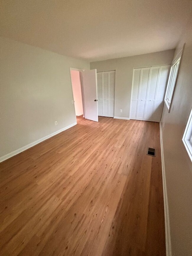 Building Photo - 2 BEDROOM TOWNHOME IN MARYLAND PLACE