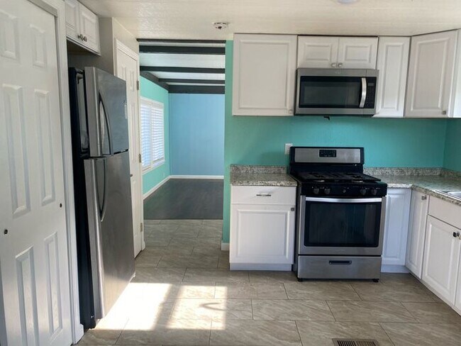 Building Photo - 2 Bedroom Remodeled Home in Sun Valley