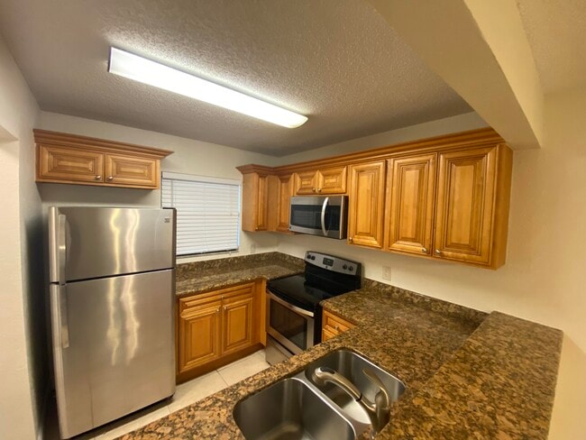 Building Photo - 1440 Lake Crystal Dr