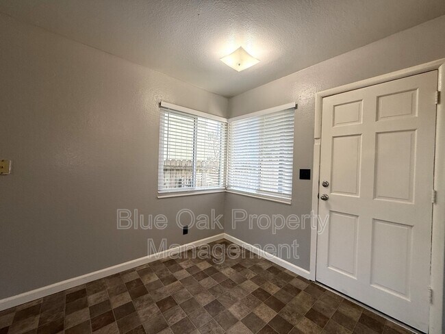 Foto del edificio - 1040 Normal Ave