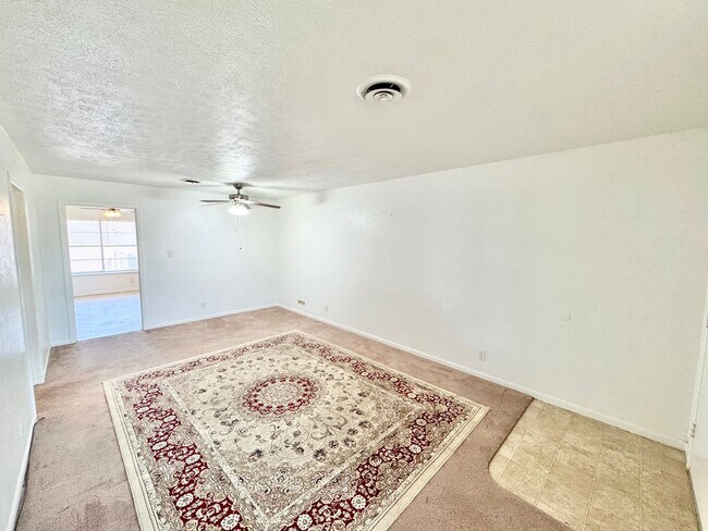 Building Photo - Charming 2 Bed 1 Bath Duplex - Walk to Sch...