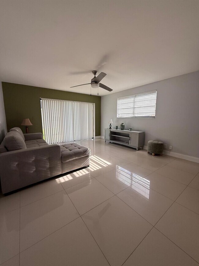 Foto del edificio - 11596 NW 45th St