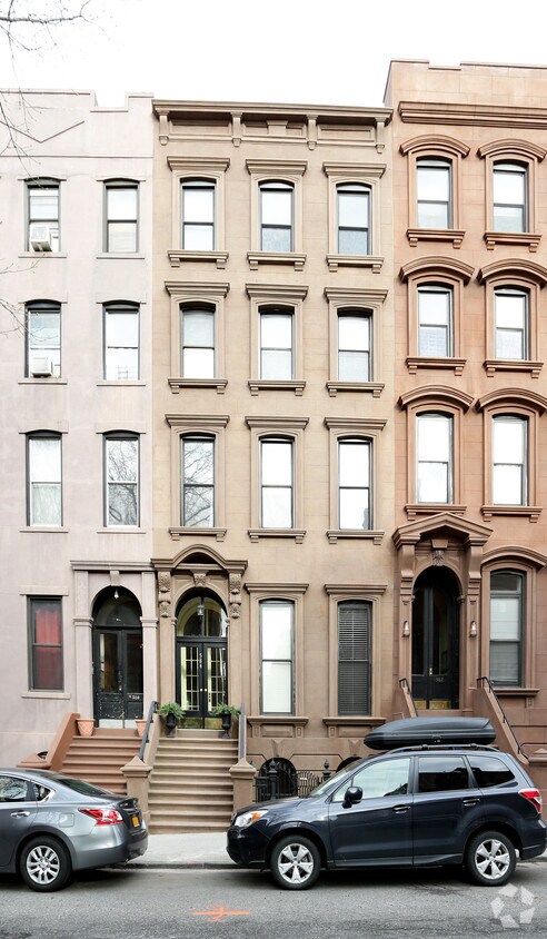 Primary Photo - 584 Henry St