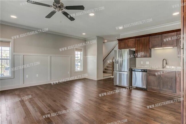 Foto del edificio - Like New Blue Valley Townhome-Available NOW!!