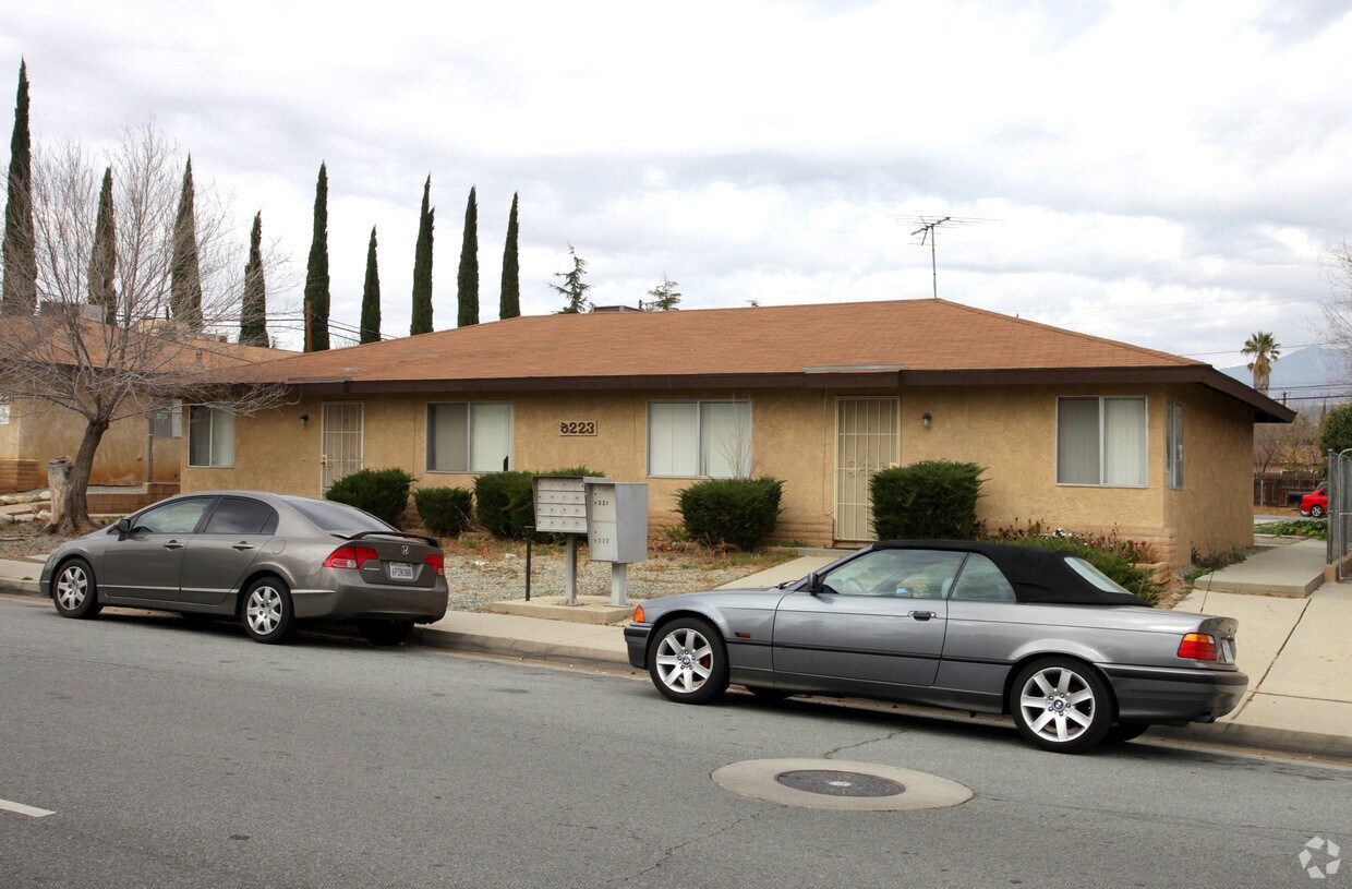 Primary Photo - 5223 W Wilson St