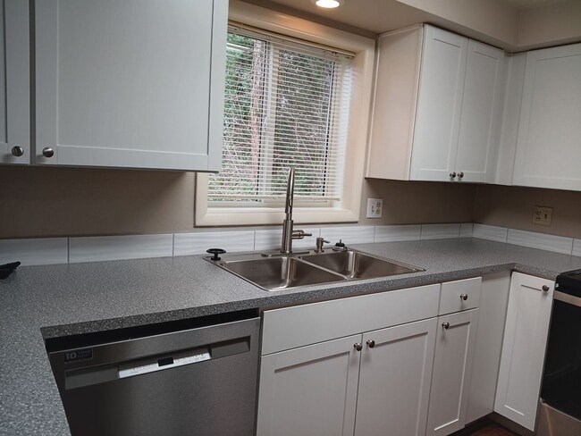 Building Photo - This Charming location Is Ready For You!