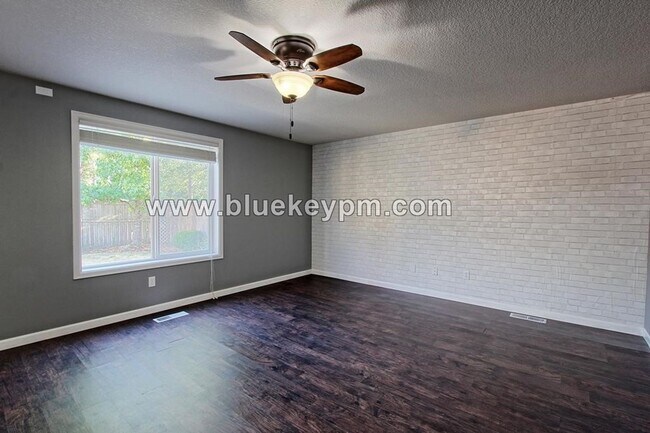 Foto del edificio - 4 Bed, 2.5 Bath Home in Cul-de-sac in Fisher's Landing East