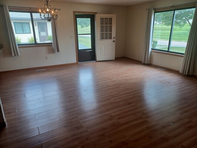 Foto del edificio - 5505 Orleans Ln N
