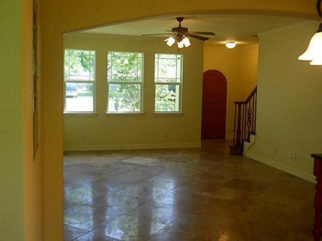 Foto del edificio - 2220 Burning Tree Ln