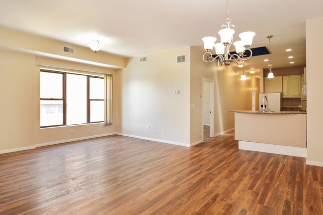 Building Photo - 885 N Marshfield Ave