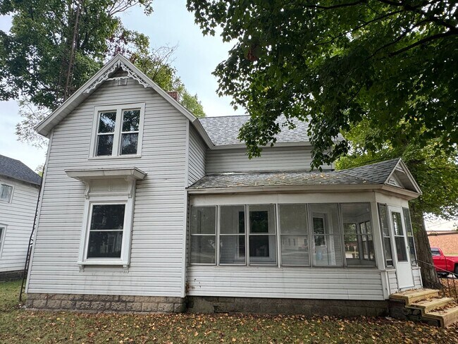 Foto del edificio - 3 bedroom home in Dowagiac