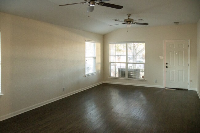 Sala de estar - 2808 Granite Cove