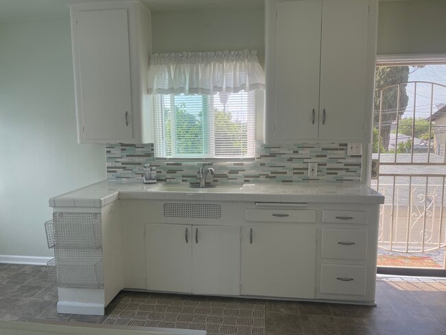 Cocina - 8991 Burke Ave