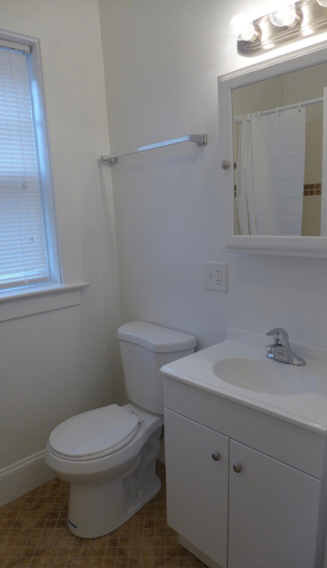 Building Photo - 4804 N Linder Ave