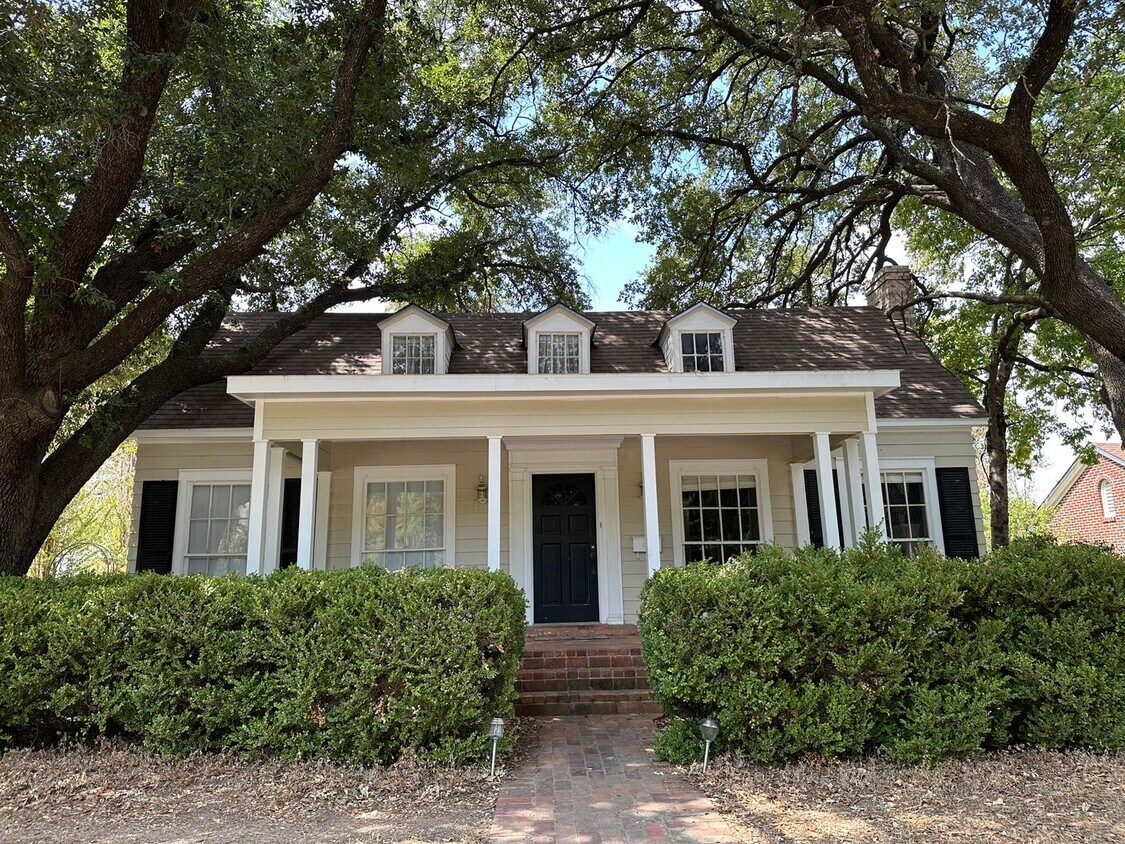 Primary Photo - Beautiful Castle Heights Home