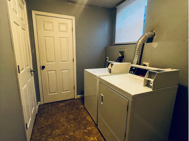 Foto del edificio - 5423-5425 E 27th St