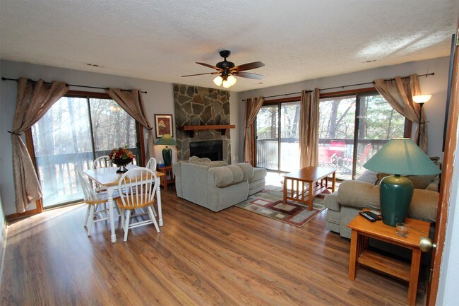 Building Photo - 1303 Fairway Oaks
