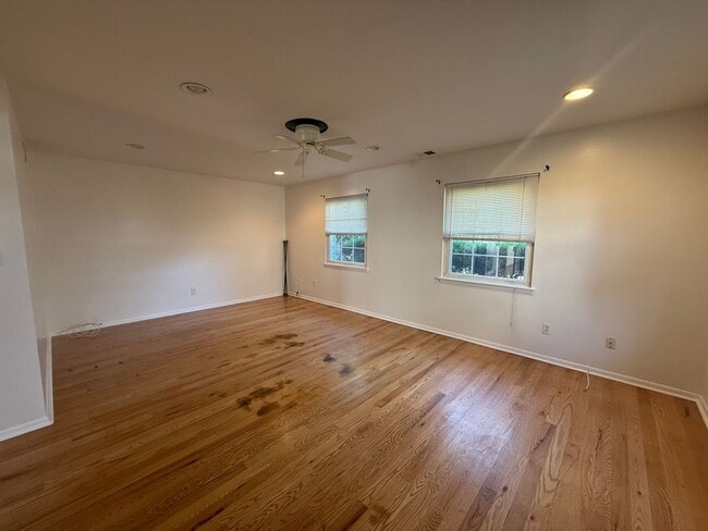 Building Photo - Townhouse Near N Great Neck & VB Blvd