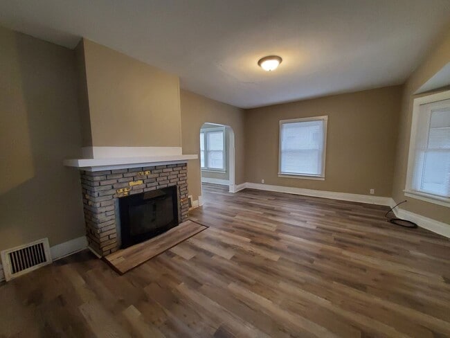 Building Photo - COMING SOON!! 506 Denver- large 3 bed house! **PETS OK**