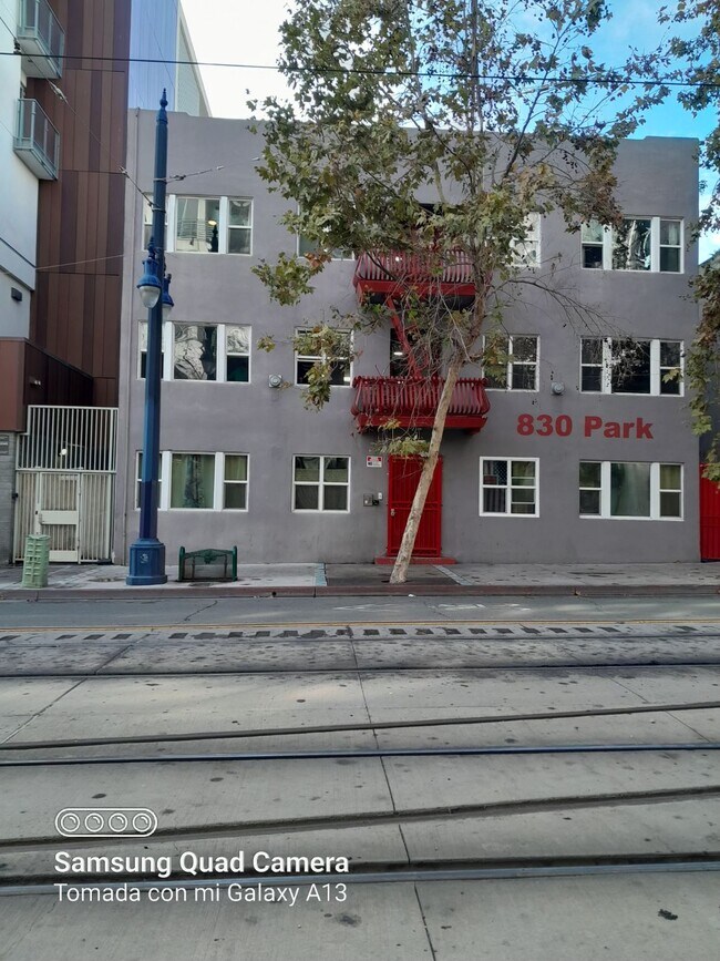 Foto del edificio - 830 Park Blvd