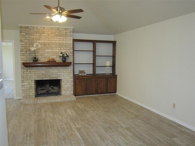 Building Photo - 210 Mayfair Cir