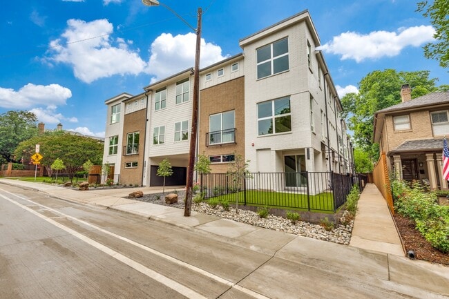 Foto del edificio - Tucked away Lakewood Gem, 2 story townhome, Walkable area!