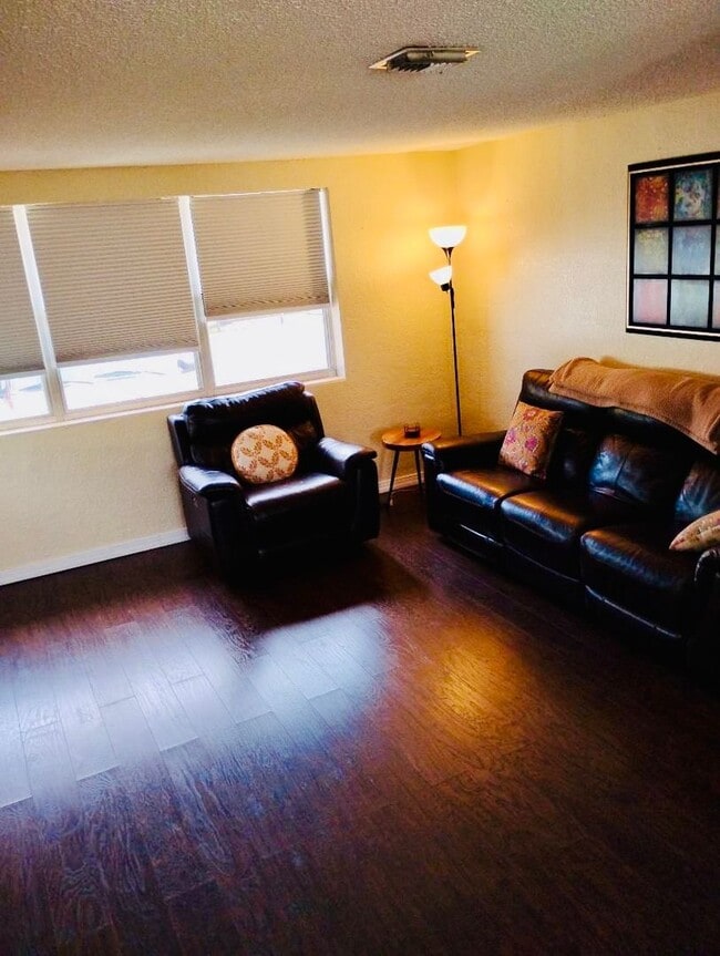 Building Photo - 3 Bed / 1 Bath House with Fenced Yard