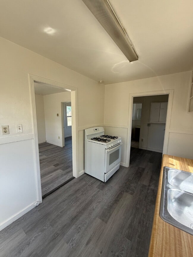 Building Photo - Charming 1-Bedroom cottage