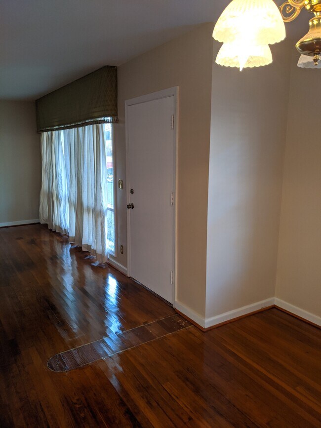 Building Photo - 3032 Colonial Dr
