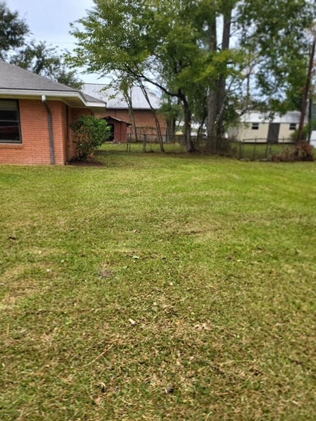 Building Photo - SPACIOUS 3 BEDROOM 2 BATH HOME  ON .3857 ACRE LOT IN LIBERTY, TEXAS
