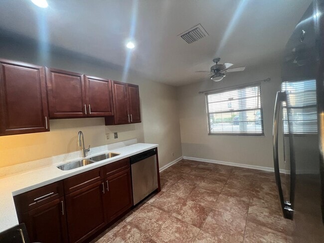 Building Photo - 4928 Alder C Dr