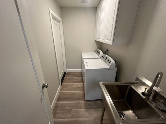 Foto del edificio - Remodeled, 2BD/2BA Duplex w/ Sunset Views: Fenced Yard, Garage, Steps to Beach & Downtown Encinitas